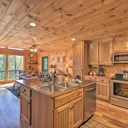 Dreamy Ellijay Resort Cabin With Game Room And Decks!